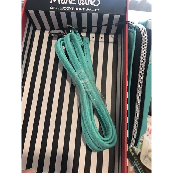 Marc Tetro Dog Crossbody Phone Wallet NEW W/ Tags Comes With Gift Box - Picture 7 of 10